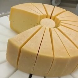 Cortador de queso en cuñas industrial. Quesos tiernos, semiduros y duros.