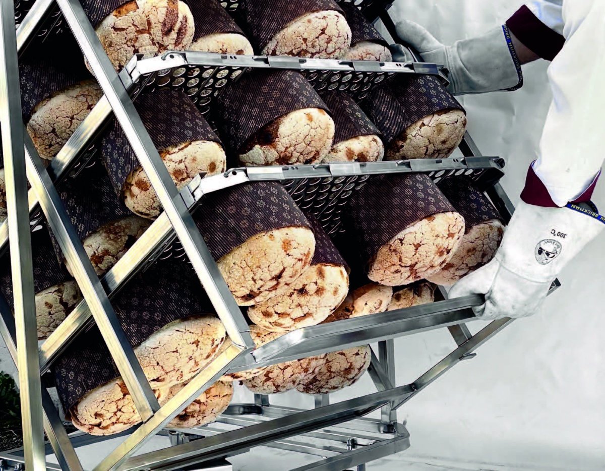 Maquinaria para panettone: cómo agilizar el relleno, el glaseado y el enfriado