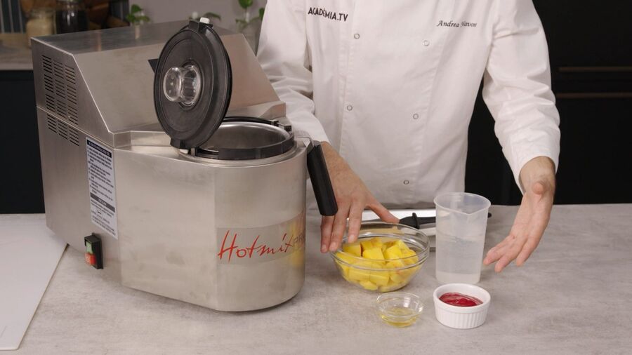 Chef trabajando con un robot de cocina HotmixPRO Master