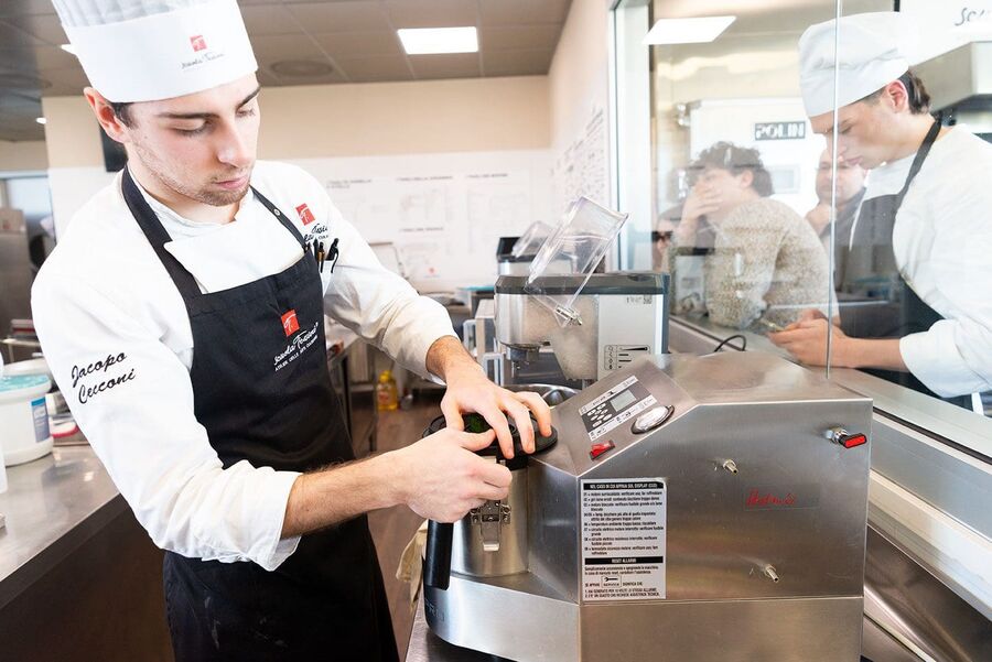 Chef usando un robot de cocina HotmixPRO en una cocina profesional