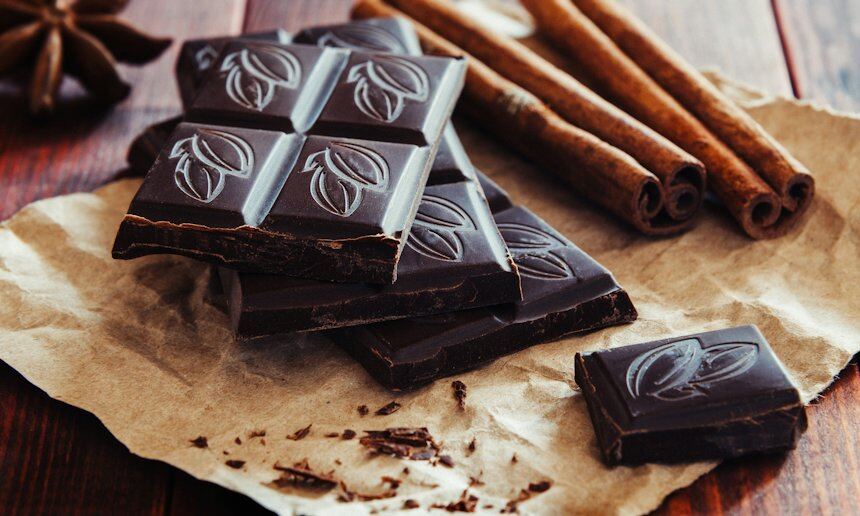 Tabletas de chocolate negro con canela