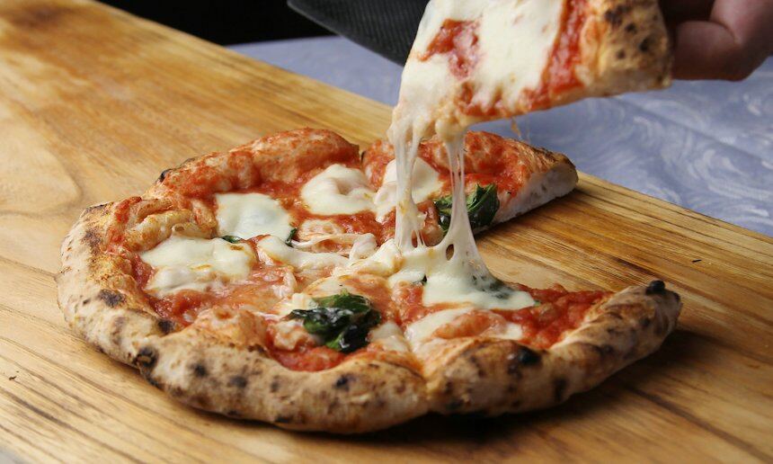 Pizza napolitana recién horneada